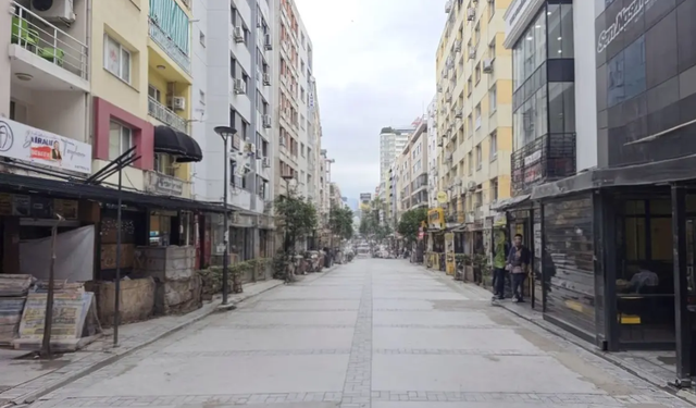 Alsancak’taki dükkanlara tabela düzenlemesi