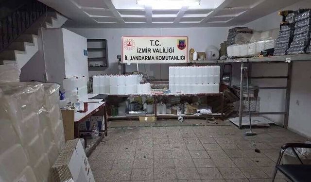 İzmir'de kaçak alkol ve tütün operasyonu: 14 şüpheliye adli işlem
