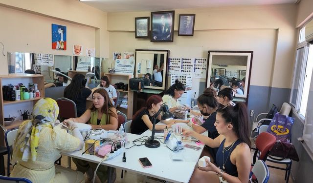 Bayraklı'da ücretsiz kurslar kadınlara meslek kapısını açıyor