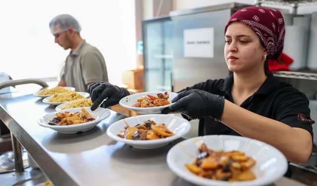 Buca’da 70 TL’ye dayanışma sofrası: Kent Lokantaları dar gelirliye nefes aldırdı