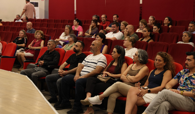 Çiğli’de tohumlar dağıtıldı, üretim bilinci evlere taşındı