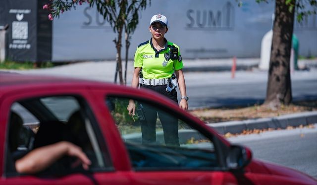 Gündüz trafik polisi, akşam güreş hakemi: İzmirli Duygu'nun ilham veren hikayesi