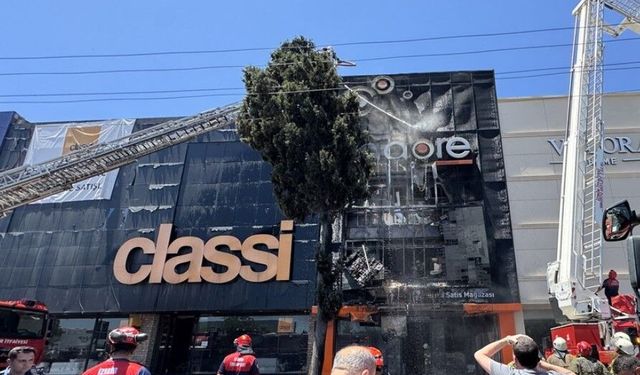 Karabağlar’da mobilya mağazasında yangın paniği: Kontrol altına alındı