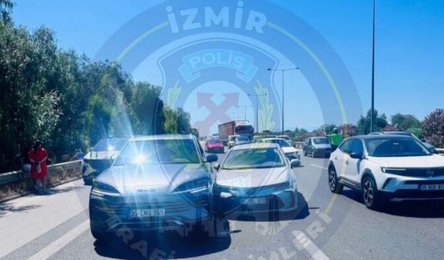 Trafik Birimleri duyurdu: Balçova’da zincirleme kaza sebebiyle o şerit kapandı
