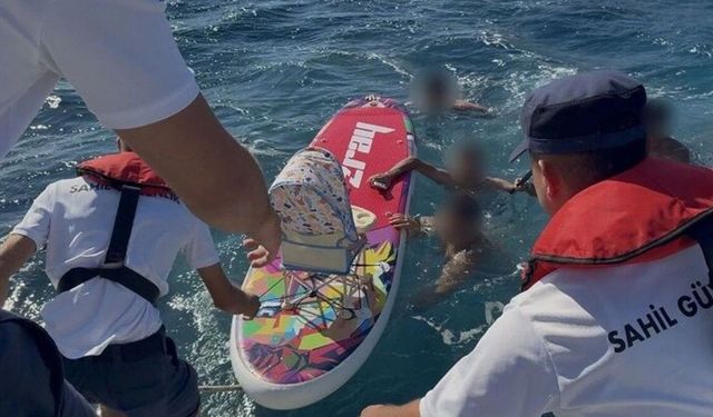 Denizde korku dolu anlar: Kürek sörfü yapan 5 kişi kurtarıldı