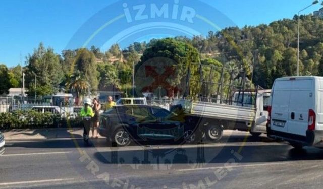 Karşıyaka’da zincirleme kaza: Bölgede trafik sıkıştı!