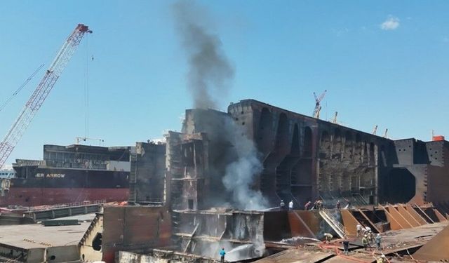 Aliağa gemi söküm tesisinde yangın paniği!