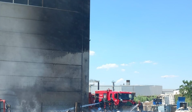 Torbalı’da fabrikada yangın paniği: Ekiplerin müdahalesi sonucu söndürüldü