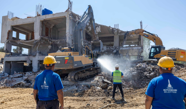 İzmir Büyükşehir Gaziemir'de kentsel dönüşüm alanındaki ruhsatsız yapıyı yıktı