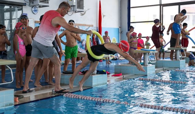 Minikler yüzmeyi Buca’da öğreniyor