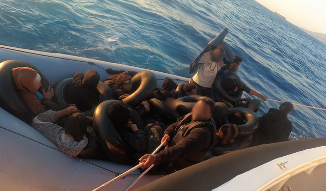 İzmir açıklarında arızalanan bottaki 21 göçmen tahliye edildi