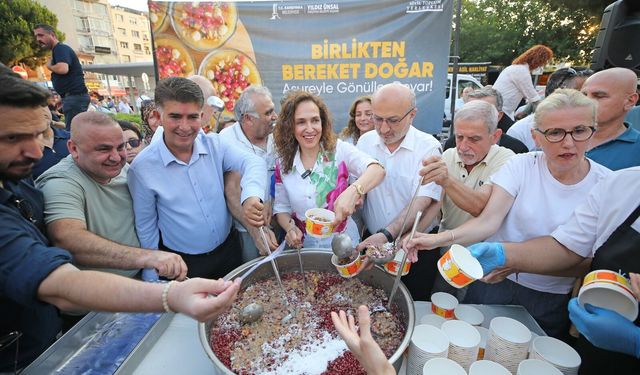 Karşıyaka'da bolluk ve bereket günü... Aşureler dağıtıldı