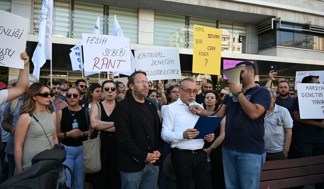 Karşıyaka’da asansör gerginliği sürüyor... Oda belediye önünde eylem yaptı
