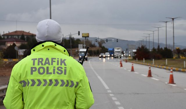 İzmir'de trafik güvenliğini tehlikeye düşürdüler... Sürücü ve yolcuya 366 bin lira ceza uygulandı
