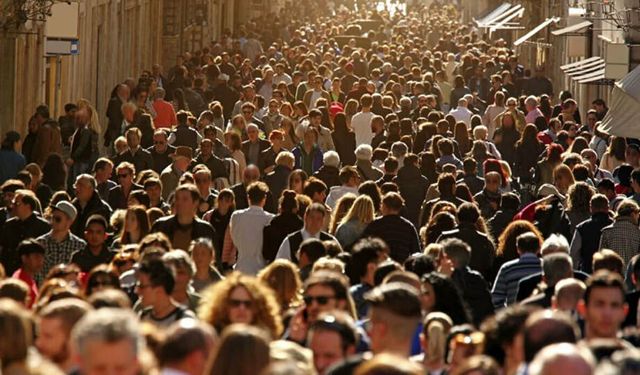 Türkiye'nin nüfus tablosu değişiyor: Yaşlı oranı arttı, doğurganlık düştü