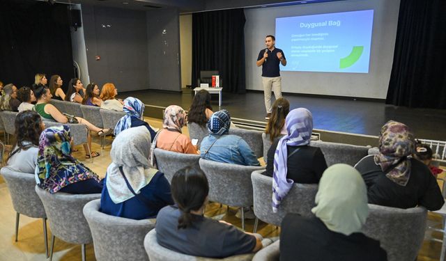 Bornova’da psikologlar yol gösterdi: Ebeveynlere yol haritası çizildi