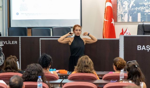 Karşıyaka’da belediye personellerine çalışırken egzersiz semineri