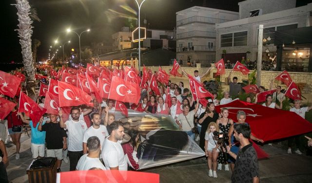 Güzelbahçe'de Zafer Korteji renkli ve coşkulu görüntülere sahne oldu
