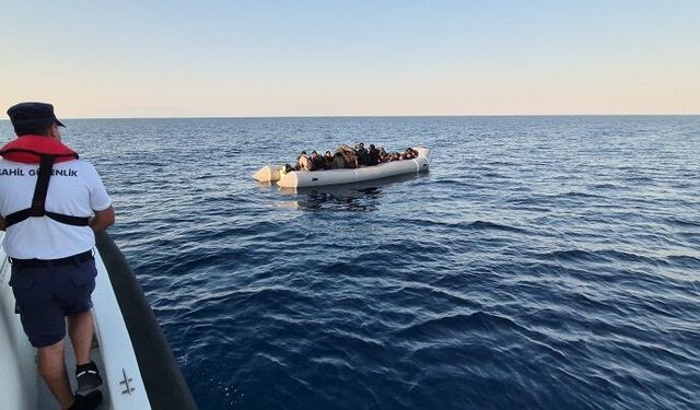 İzmir açıklarında 4'ü çocuk 73 göçmen lastik bottan karaya çıkarıldı