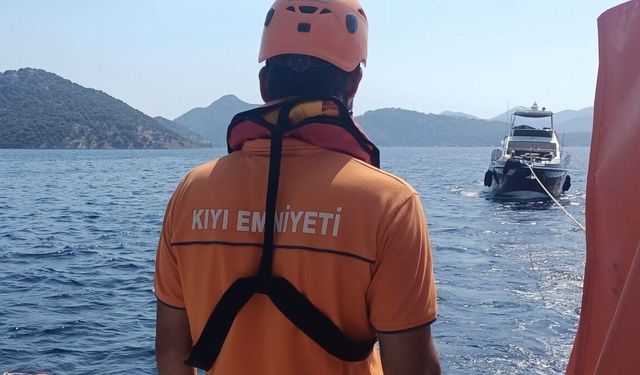 Fethiye açıklarında sürüklenen teknedeki 3 kişi kurtarıldı