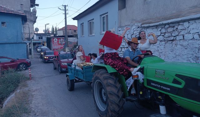 İzmir’de renkli görüntüler: Şalvar Gecesi