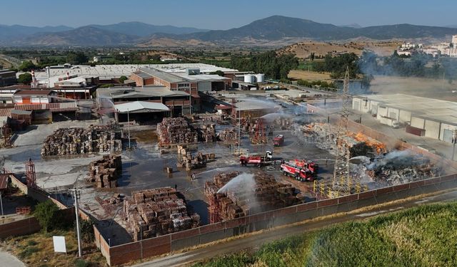 Tire’de kağıt fabrikasının deposunda korkutan yangın