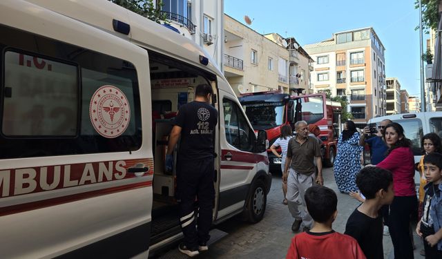 Manisa'da çatı katında çıkan yangında 2 çocuk dumandan etkilendi