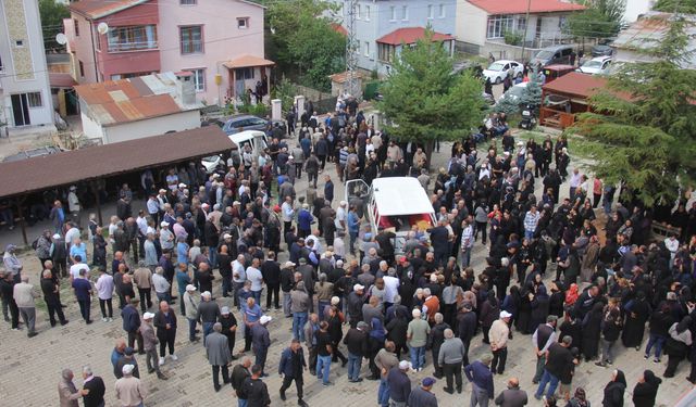 İzmir'de kaza geçiren gurbetçi çift memleketinde toprağa verildi
