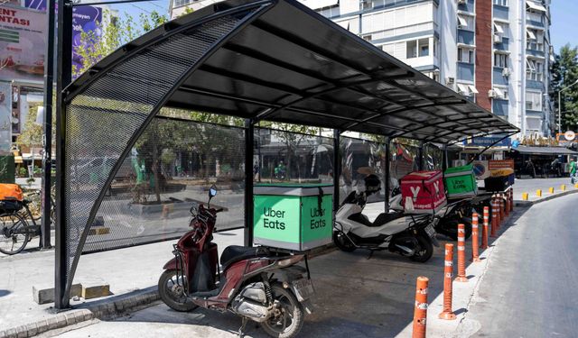 Motokuryeler ve ATM sırası için… Bornova’da güneşe ve yağmura kalkan