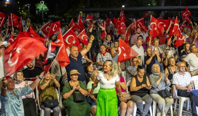 Bornova'da Zafer Bayramı coşkusu: Binlerce İzmirli bir araya geldi