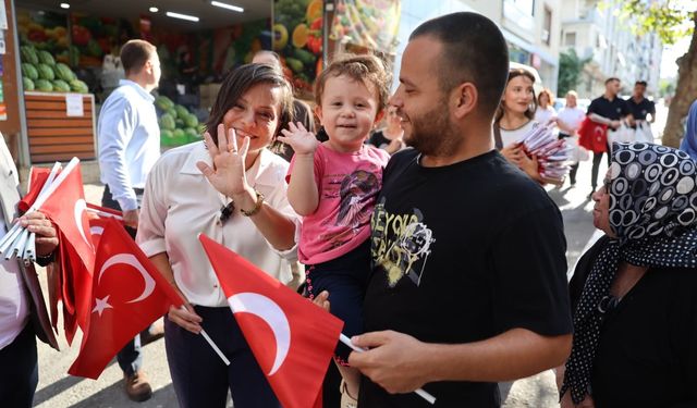 Karabağlar’da 30 Ağustos coşkusu: Sokaklar kırmızı beyaza büründü