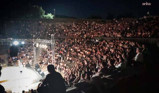 Bergama'da üç günlük tiyatro festivali coşkulu kapanışla sona erdi