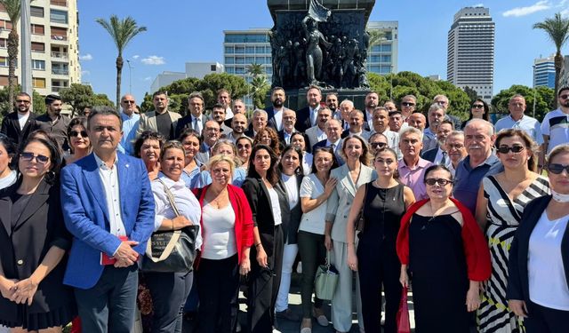 CHP İzmir 30 Ağustos’ta Ata’nın huzuruna çelenk sundu… Gümrükçü: Devrimlerin ve bağımsızlığın bekçisiyiz