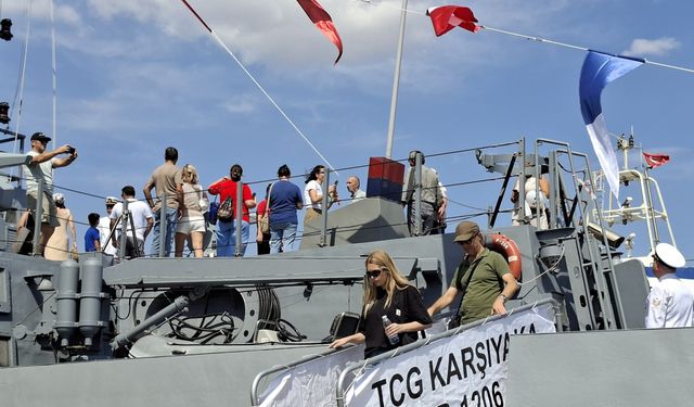 TCG Karşıyaka, 30 Ağustos Zafer Bayramı'nda ziyarete açıldı: İzmirliler duygu dolu anlar yaşadı
