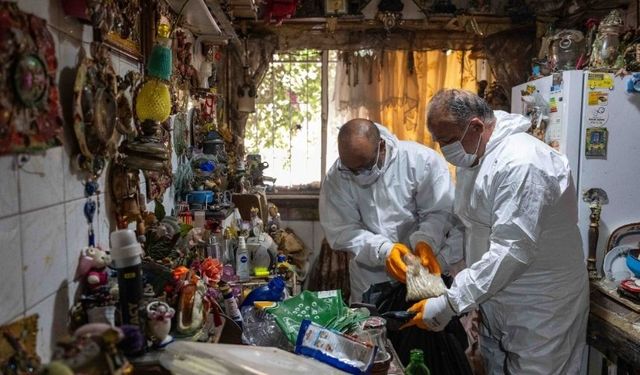 Bornova’da çöp eve temizlik operasyonu