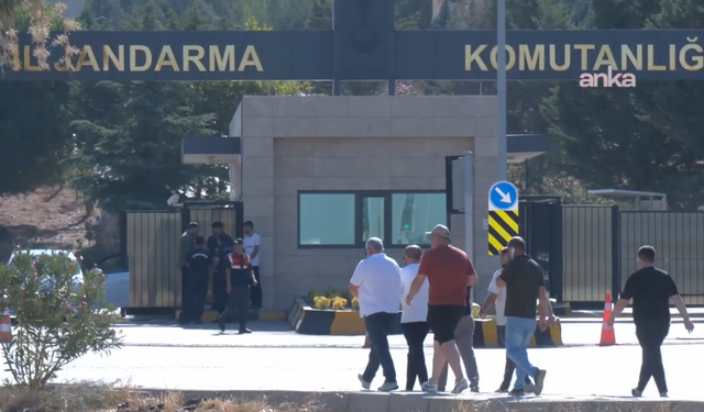 Menderes Belediyesi'ne operasyon… Ailelerin jandarma önündeki bekleyişi sürüyor