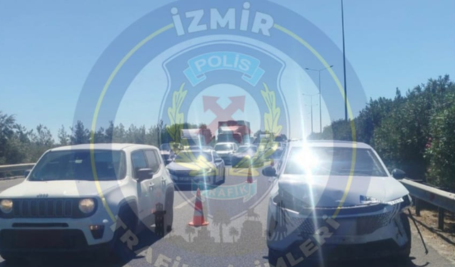 Buca- Bornova istikametinde trafik kazası: 2,5 kilometrelik araç kuyruğu var!