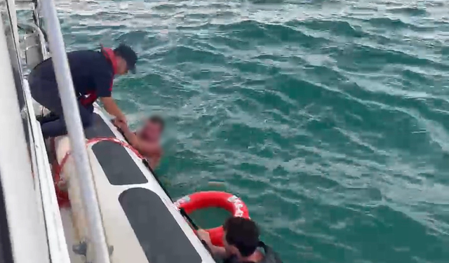Çeşme'de arızalanan jet skide mahsur kaldılar: Ekipler seferber oldu