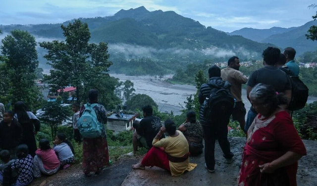 Nepal’de sel uyarısı: Evler terk edildi