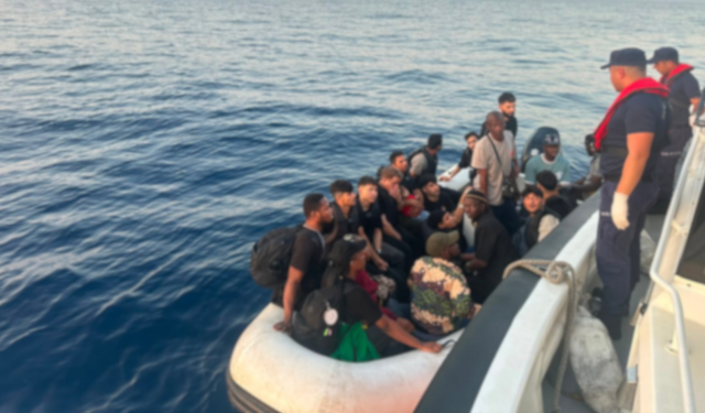 İzmir sularında yine can pazarı... 3'ü çocuk 44 göçmen lastik bottan tahliye edildi