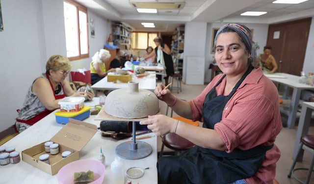 Konak’ta sanat kursları her yaştan yurttaşı buluşturuyor