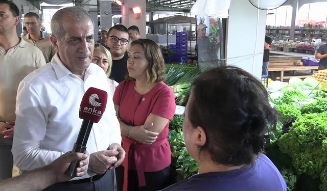 İYİ Parti İzmir Milletvekili Kırkpınar Çiğli'de yurttaşla buluştu: Sandık sabırsızlıkla bekleniyor