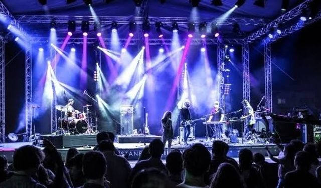 İzmir’de Ağustos dolu dolu geçecek! Ünlü isimlerin sahneleri heyecan yarattı