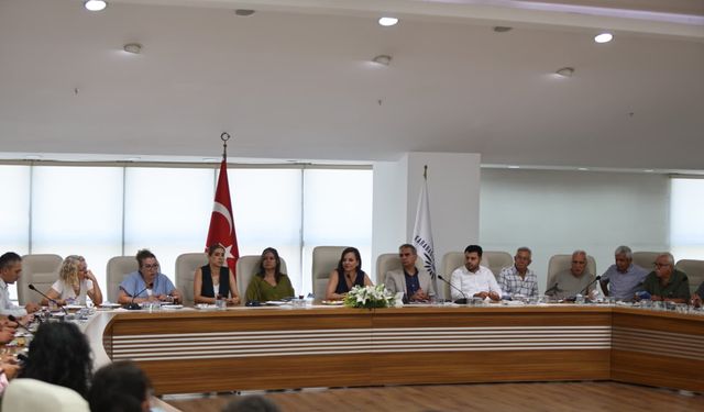Karabağlar’da esnaf zirvesi: Ruhsat, imar ve denetim masada