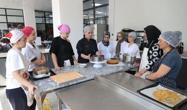 Konak’ta kadınlara istihdam kapısı: Pastacılık kursuna yoğun ilgi