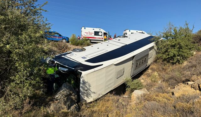 Menderes’te otobüs ile otomobil çarpıştı: Ölü ve yararılar var