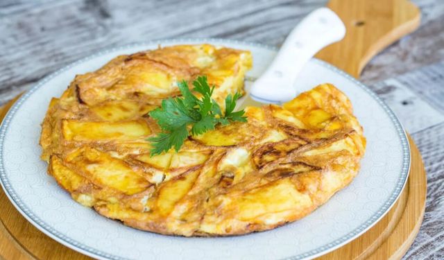 Lezzetine doyamayacaksınız... Börek tadında patatesli omlet tarifi!