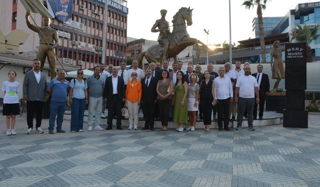 CHP Menemen’den Atatürk Anıtı’na çelenk: İlçeyi yalnızca seçim zamanı hatırlayanlardan olmayacağız