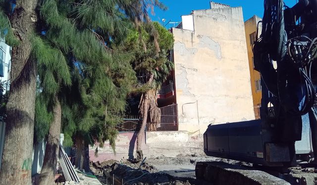 Karşıyaka’da okulun yanındaki apartman boşaltıldı: Zemin çalışması sonrası çatlak paniği