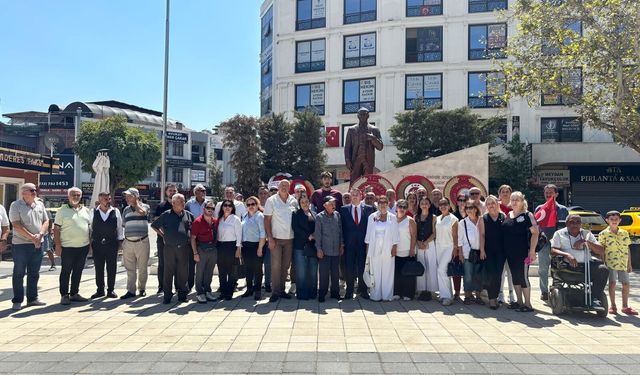 CHP Menderes Atatürk Anıtı’na çelenk sundu: Bizim mücadelemiz Türkiye Cumhuriyeti’ni yaşatma mücadelesidir